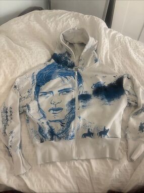 White zip up with print